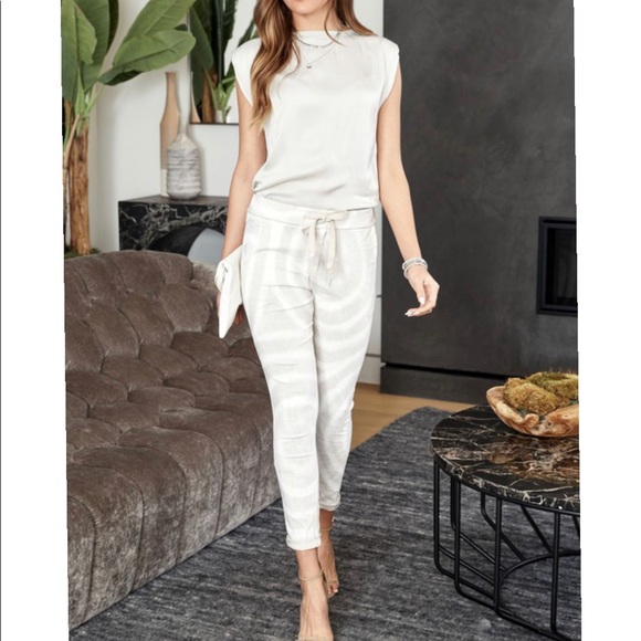 Beige and white joggers - Picture 2 of 4